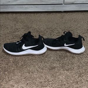 black nike tennis shoes / sneakers
